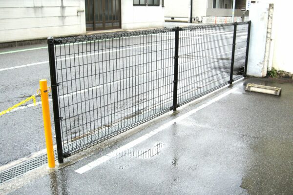 駐車場フェンス工事２