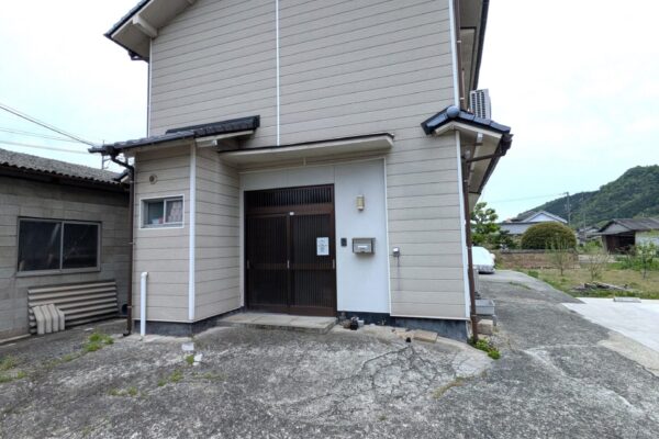 岡山県井原市下出部　中古住宅　木造瓦葺2階建て　1LDK