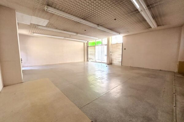 福山市山手町6丁目　鉄骨造3階建て/1階部分　貸事務所・貸店舗